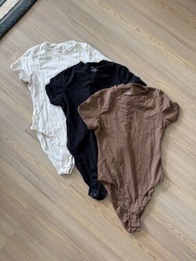 Set of 3 super soft short sleeve body suit - size small